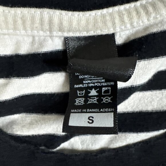 Weezer Mens Black& White Striped Short Sleeve T-Shirt Size Small - Picture 2 of 5